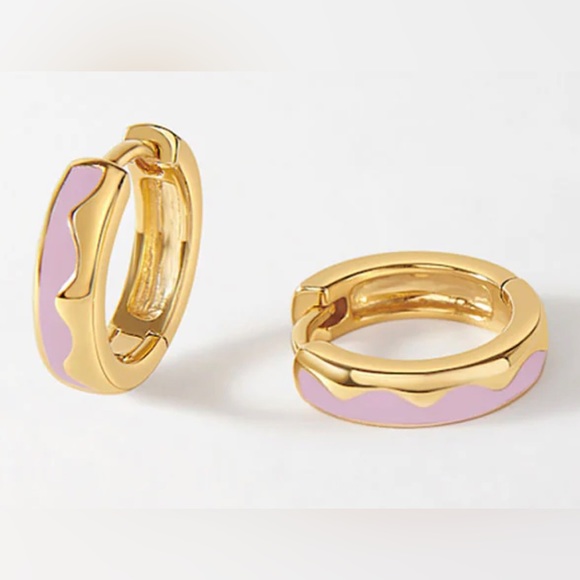 Edge of Ember gold-plated SINGLE lilac wave huggie earring - Picture 1 of 4